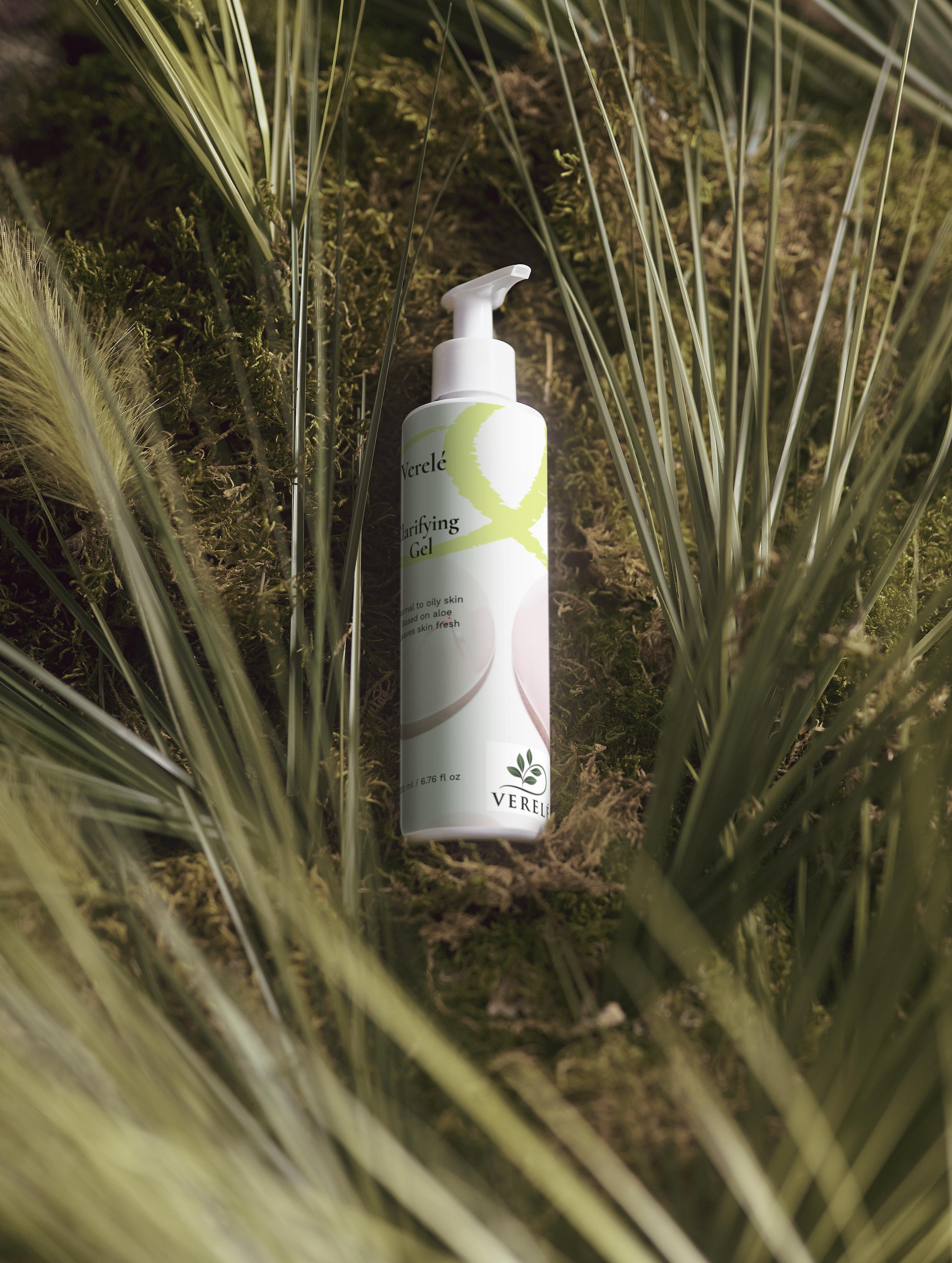Clarifying Gel Cleanser with Aloe & Fruit Extract – Freshens & Removes Oil – Vegan & Natural – COSMOS NATURAL Certified, Made in Europe by Verelé, 200 ml / 6.76 fl oz - Verele