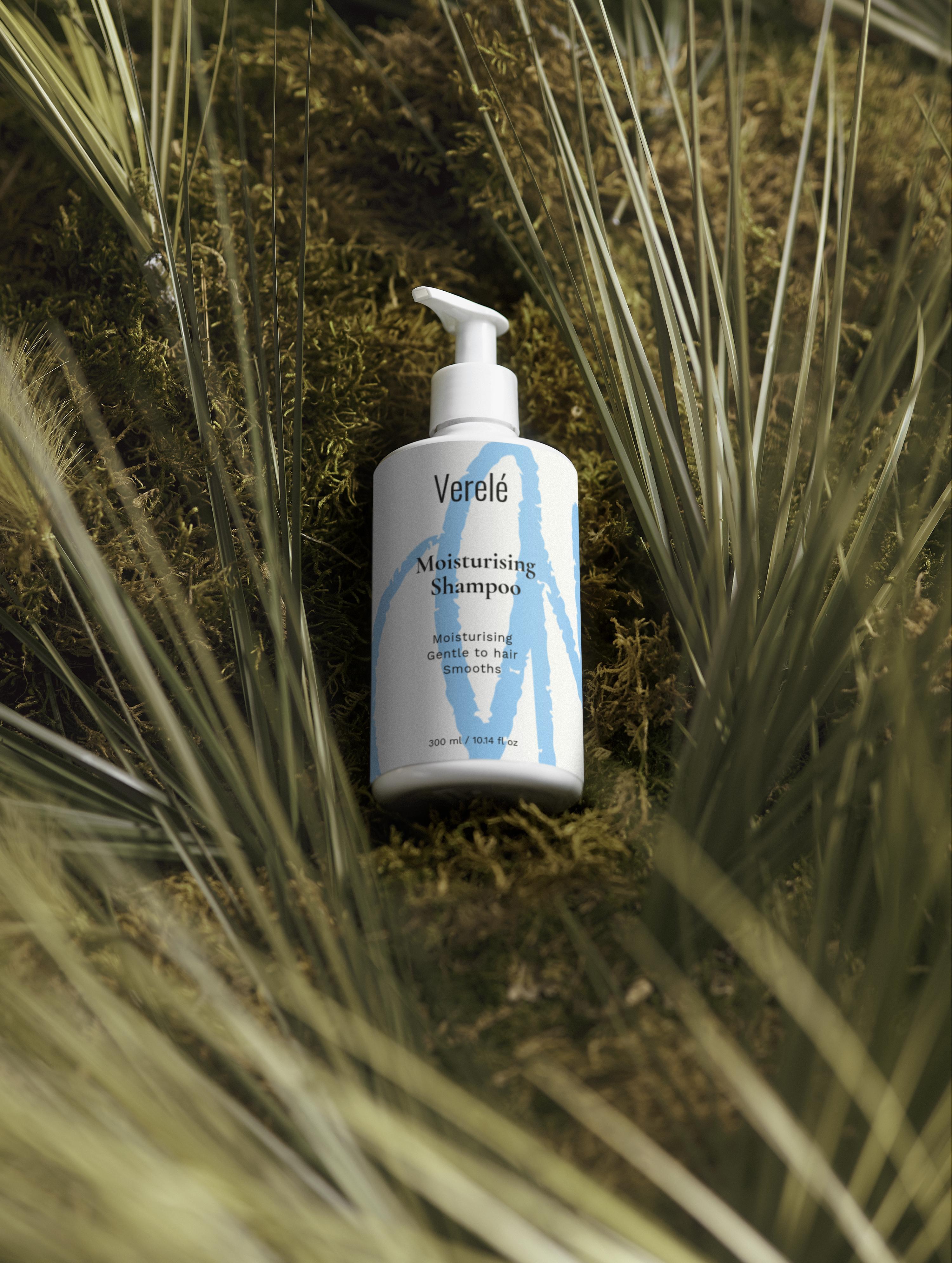Moisturising Shampoo with Organic Aloe & Plant Extracts – Smooth & Glossy Hair – Made from Natural Ingredients in Europe by Verelé,  300 ml / 10.14 fl oz - Verele
